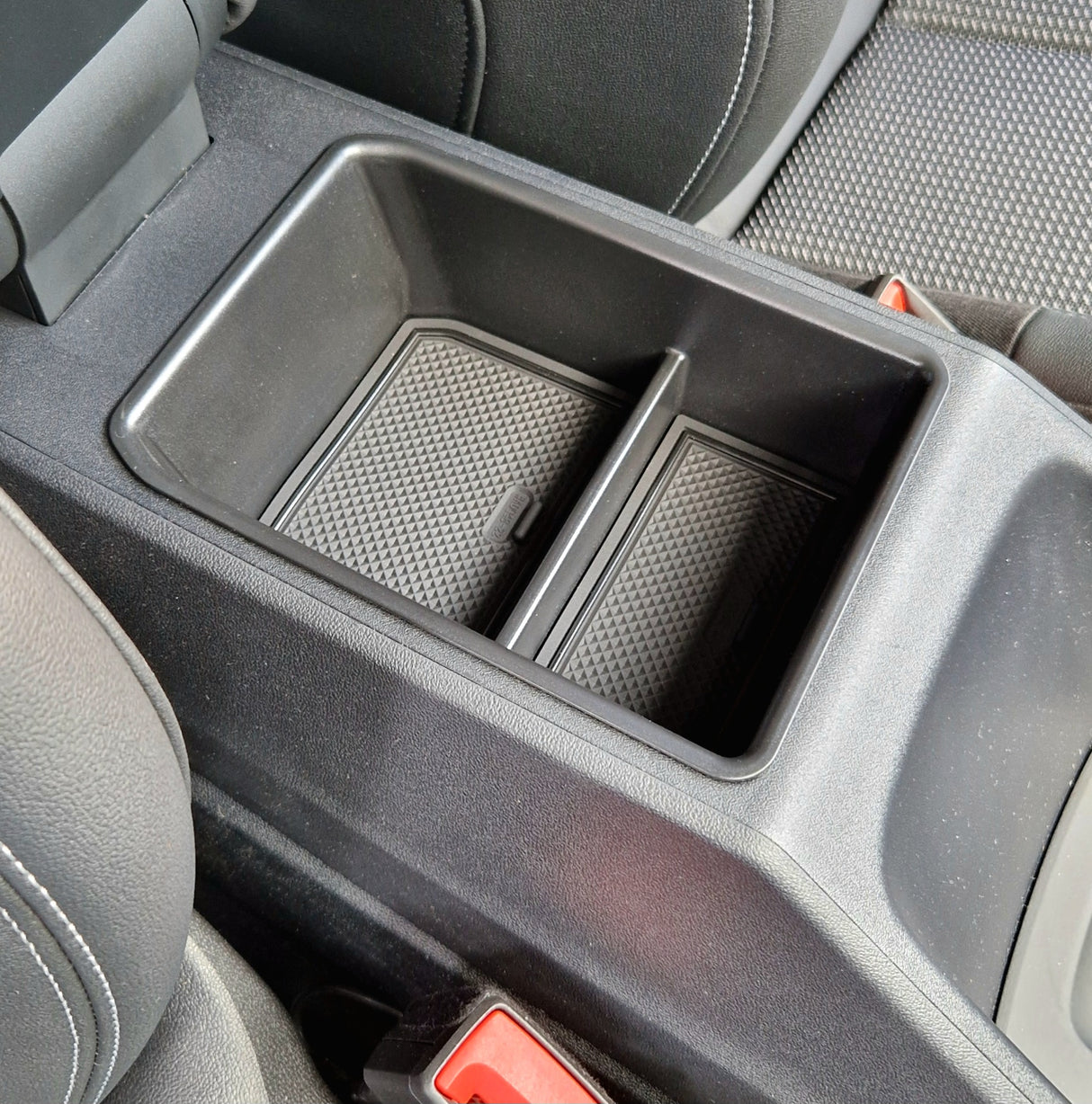 Förvaringsbox i armstödet i en Audi Q4/Q5
