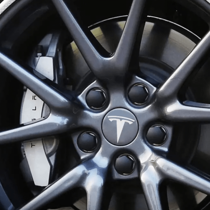 Aero Wheel Kit för Tesla hjulkapslar med T-logotyp i svart finish.