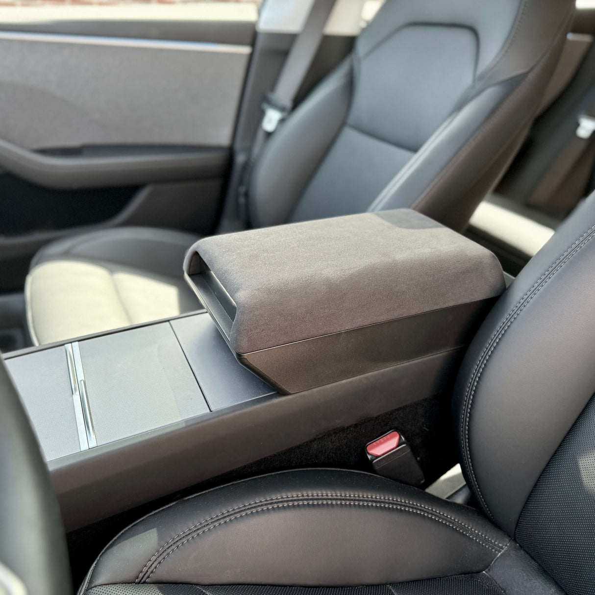 Alcantara armstöd med inbyggd förvaringsficka - Tesla Model 3/Y