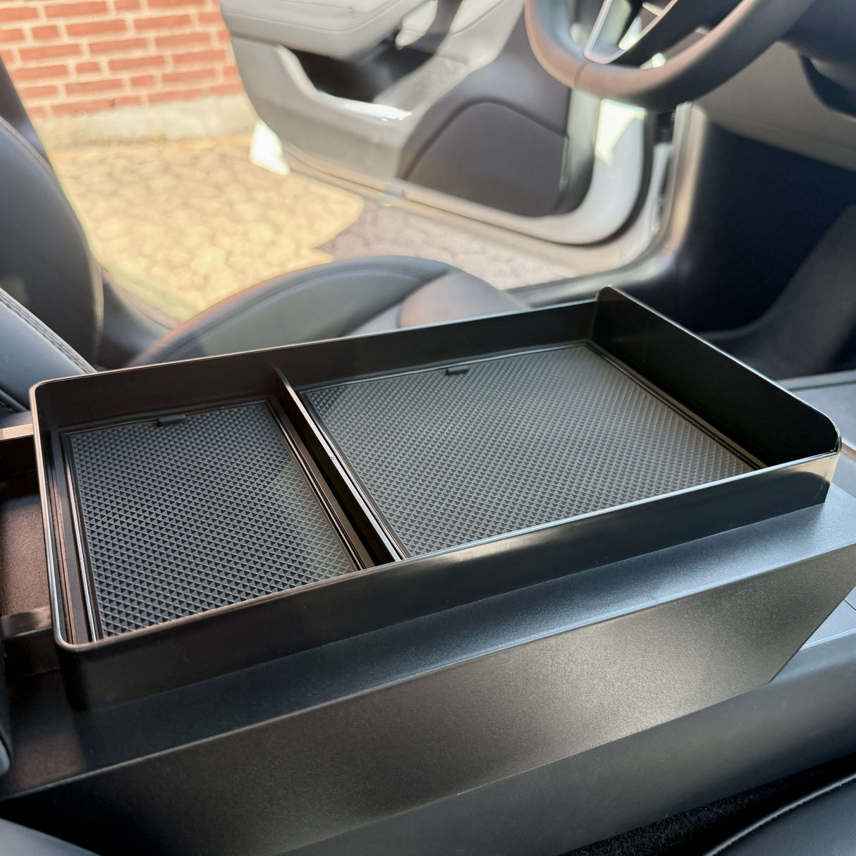 Alcantara armstöd med inbyggd förvaringsficka - Tesla Model 3/Y