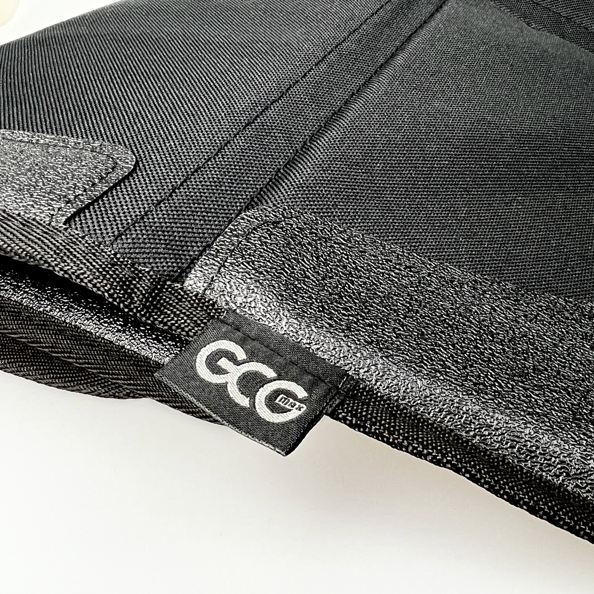 GCG-logotyp på botten av bilstolsskyddet