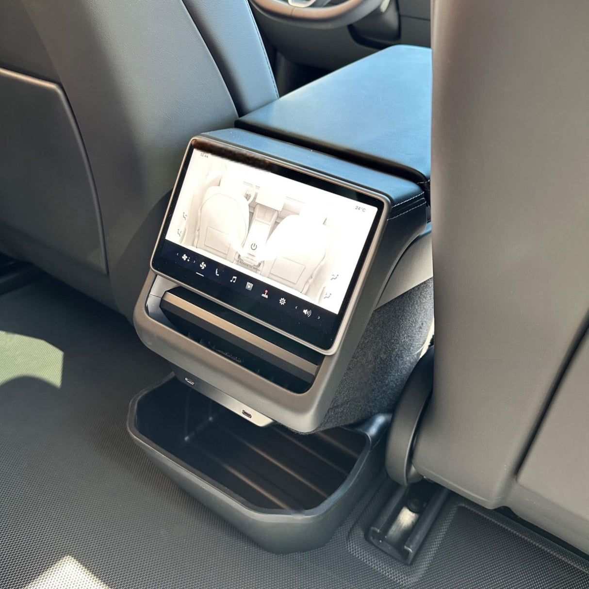 Förvaringsbox monterad vid baksätet i en Tesla Model 3 Highland 2024, perfekt för extra förvaring.