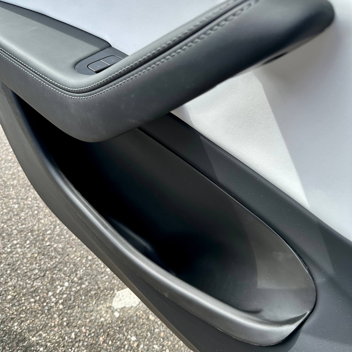 Dörrtröskel (XL) installerad i en Tesla Model Y Juniper 2025 dörrpanel, sett nära.