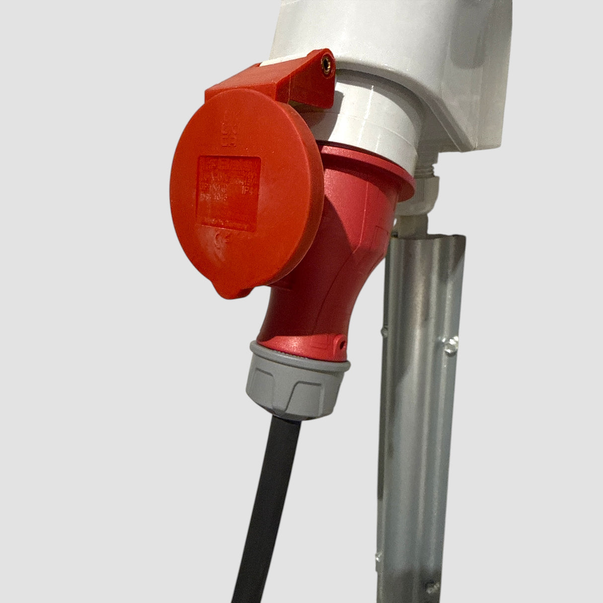 Närbild på laddkontakt med stickpropp och kabel till elbil
