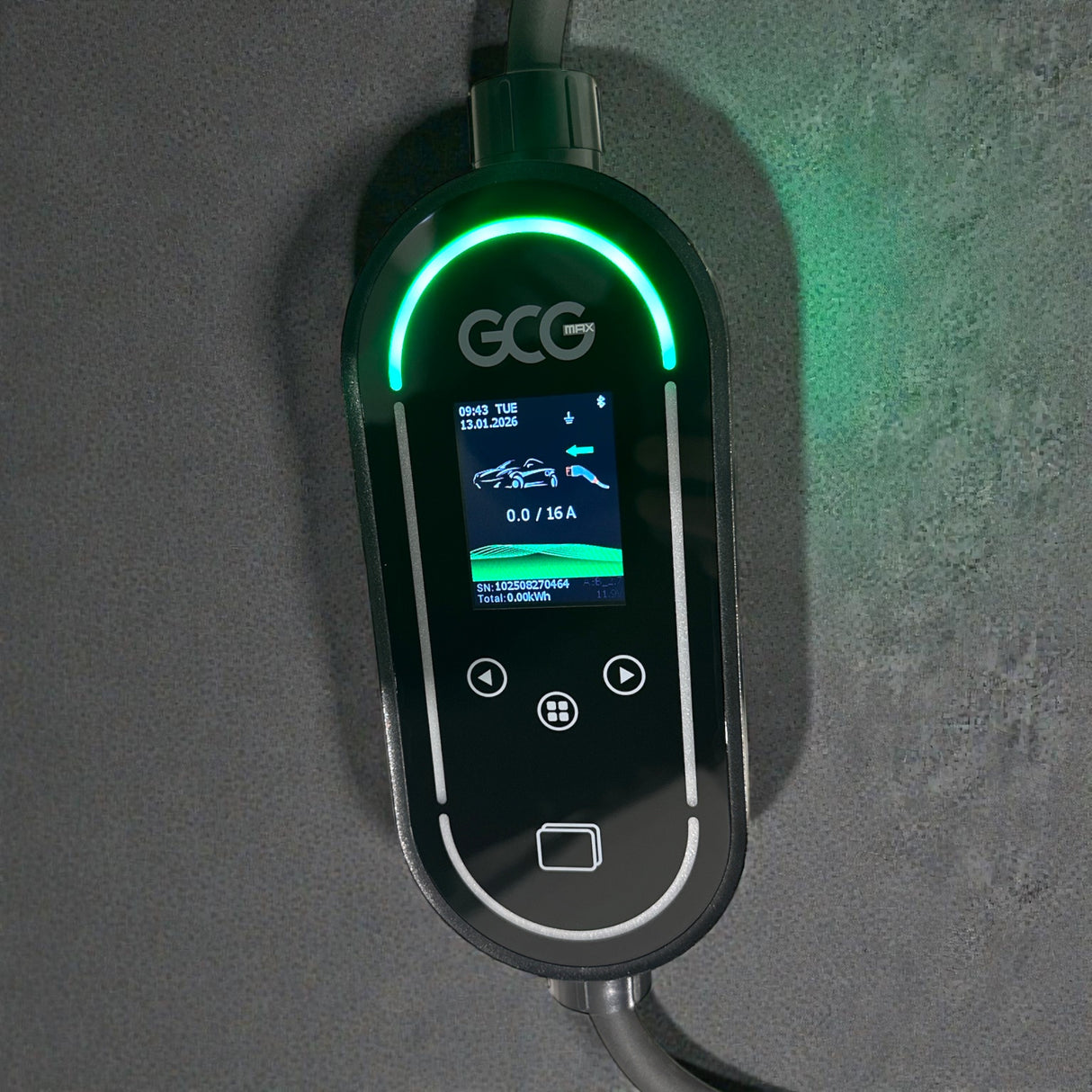 GCG MAX Mobil Laddare med en tänd skärm