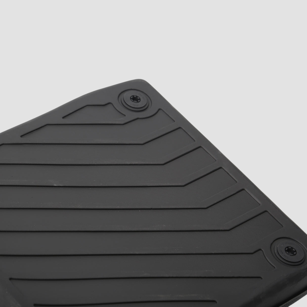 Närbild av svart 3D allvädersmatta med halkfritt mönster