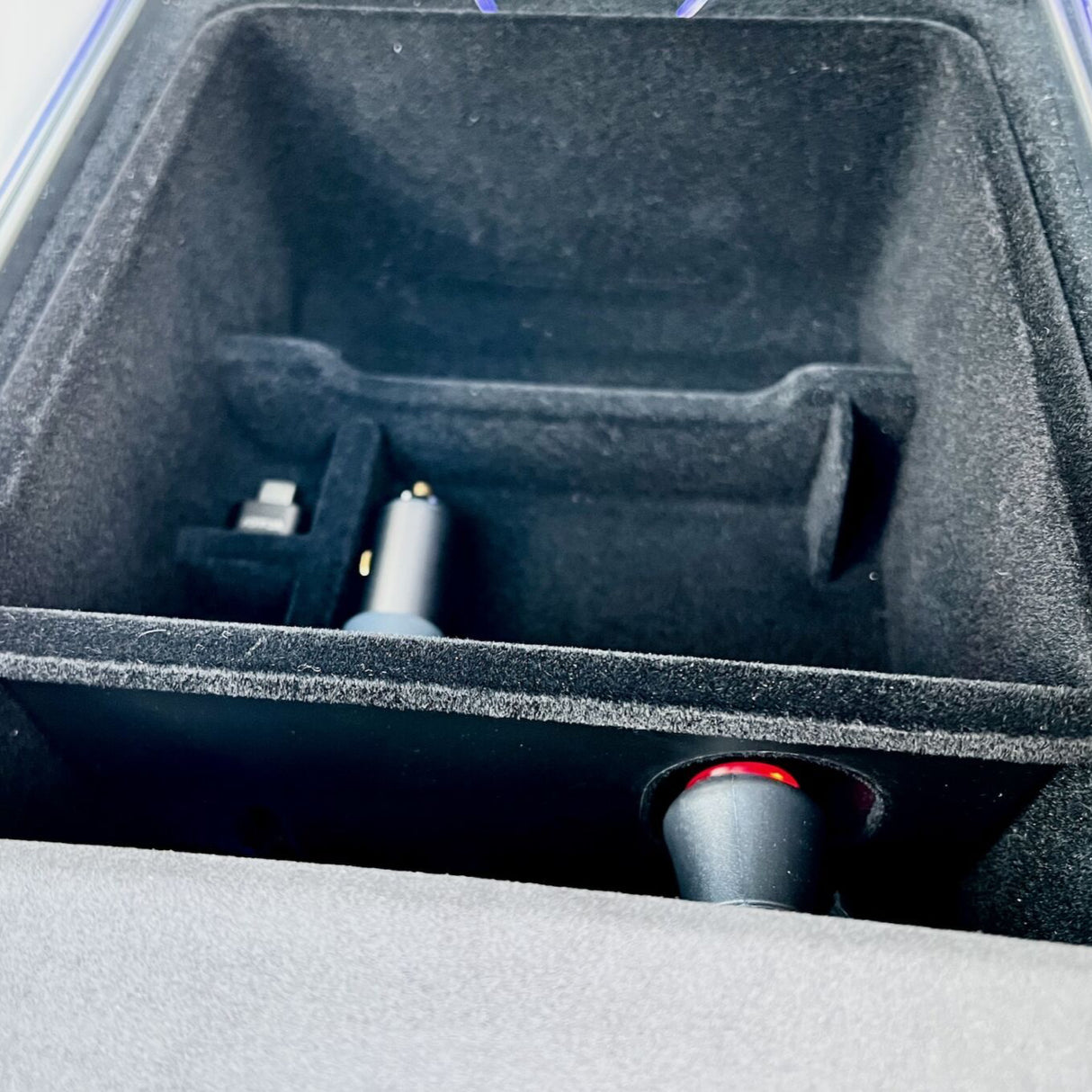 Förvaringsbox till armstöd (med ingång till 12v.) Passar Tesla Model 3/Y