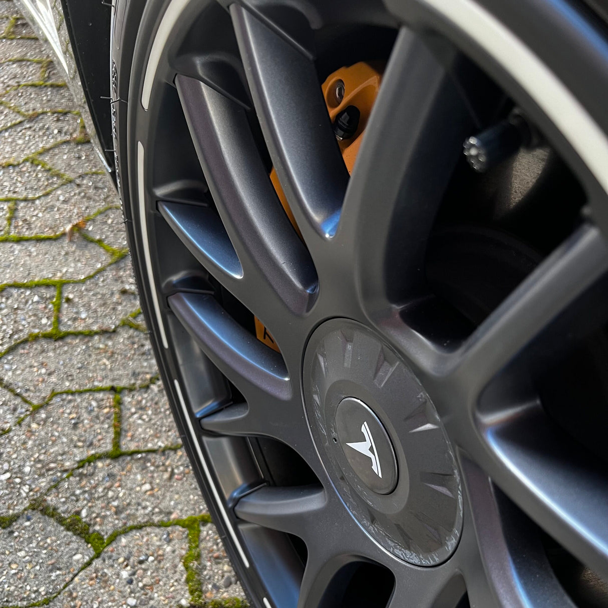 Kantskydd med självlysande kant på Tesla Model 3 Highland-fälg.