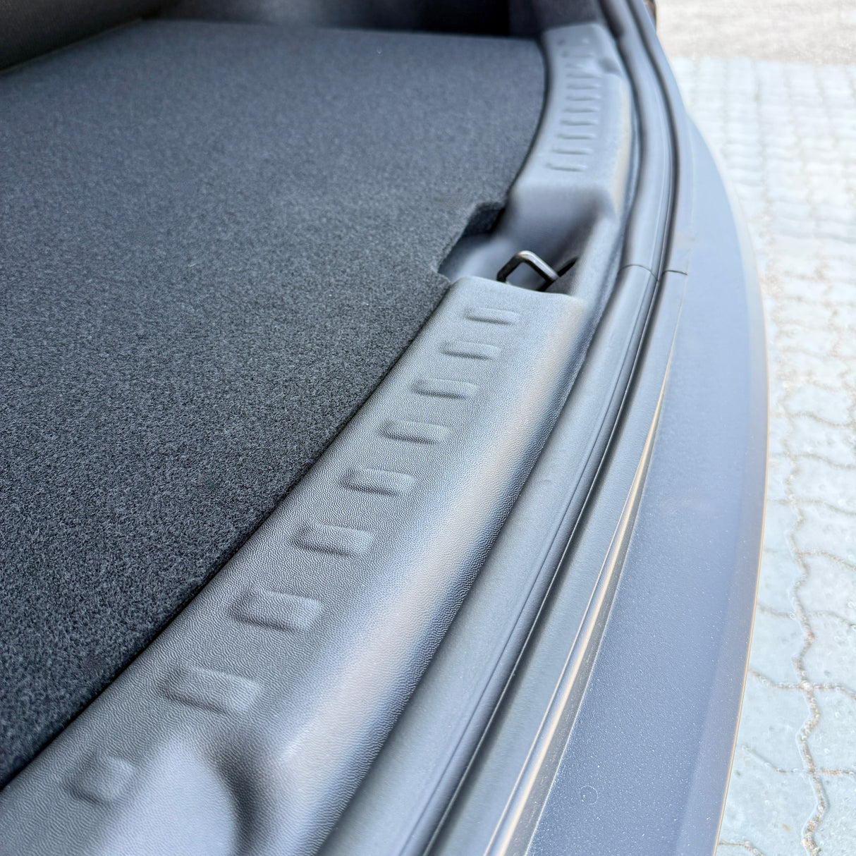 Skydd till lastkant - Tesla Model Y Juniper 2025
