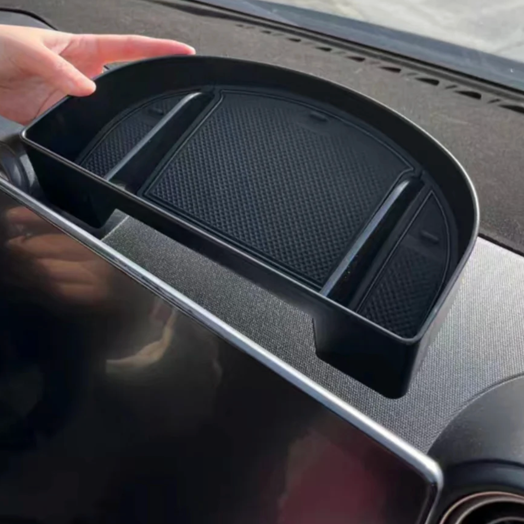 BYD Dolphin förvaringsbricka bakom skärm