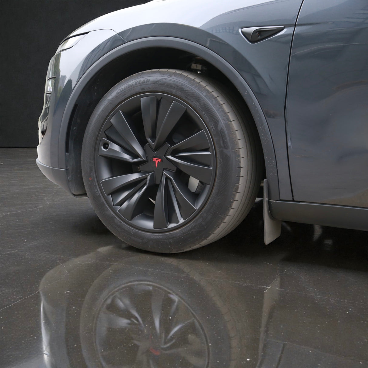 Tesla Model Y Juniper hjulkapsel monterad med rött T-logotyp