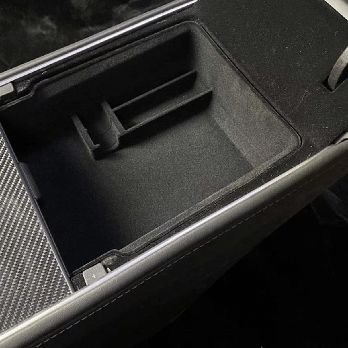 Förvaringsbox för armstöd i svart med fackindelning för Tesla Model Y.