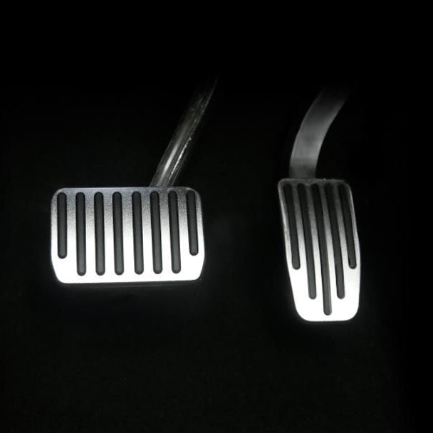 svart bild på aluminiumspedaler till Tesla
