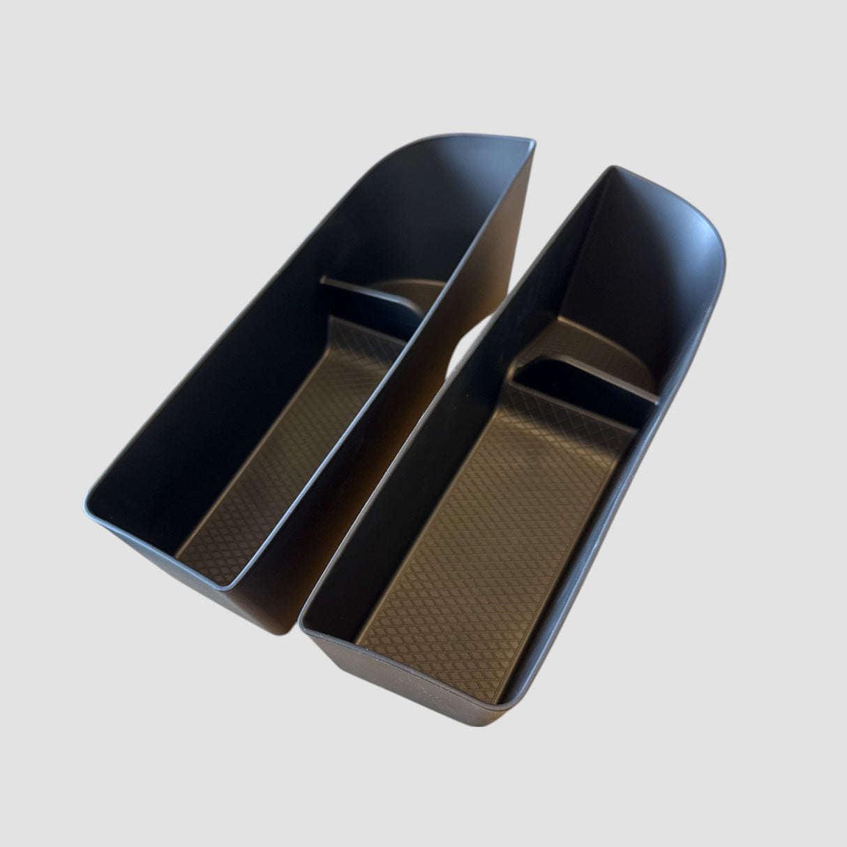Förvaringsfack för XPENG G9 dörrsidor i svart design.
