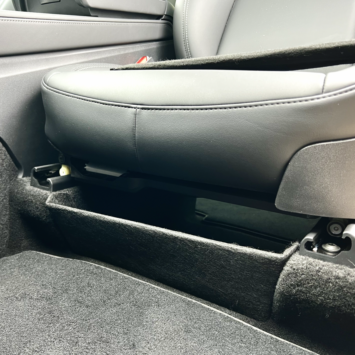 Delar för förvaring under sätet till Tesla Model Y