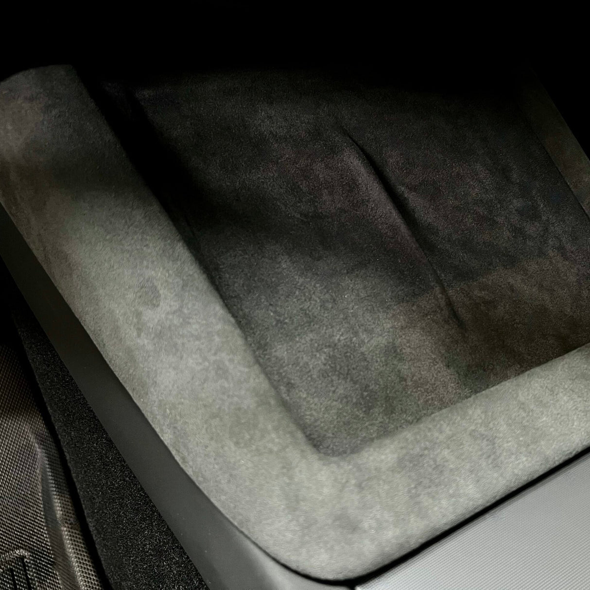 Alcantara ram till Tesla Model 3 Highland