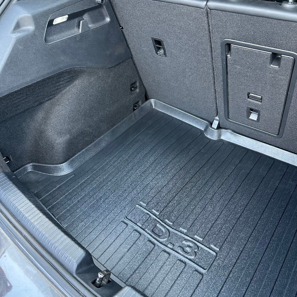 Bagagerumsmatta i svart gummi för Volkswagen ID.3 bil, sedd uppifrån.