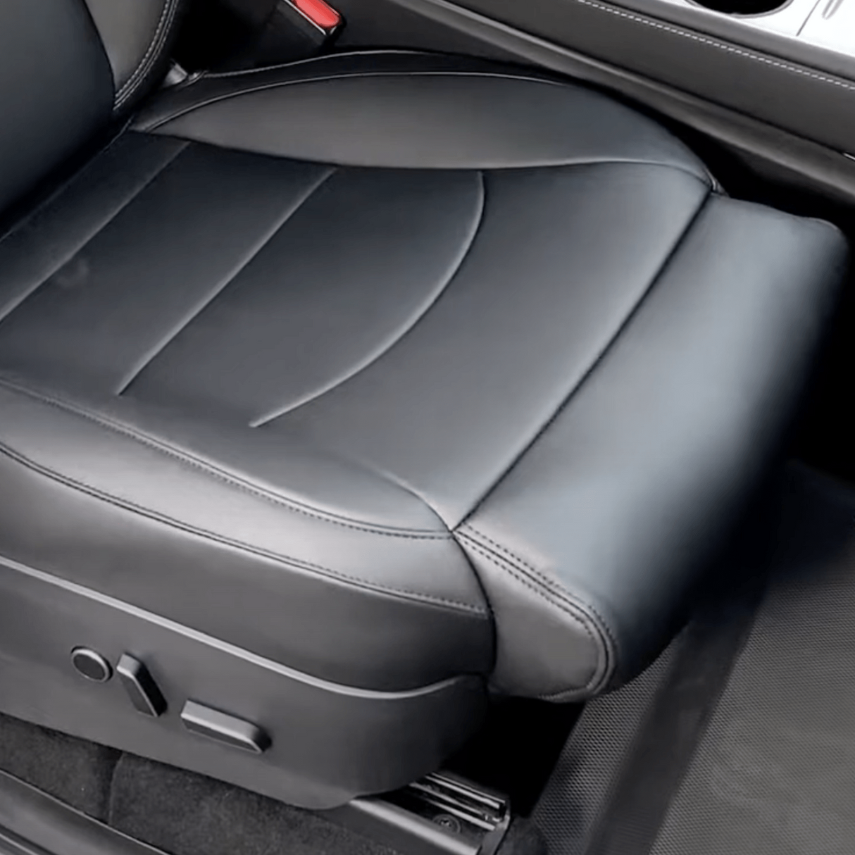Överdrag till framsäte med inbyggt stöd. Passar till Tesla Model 3/Y
