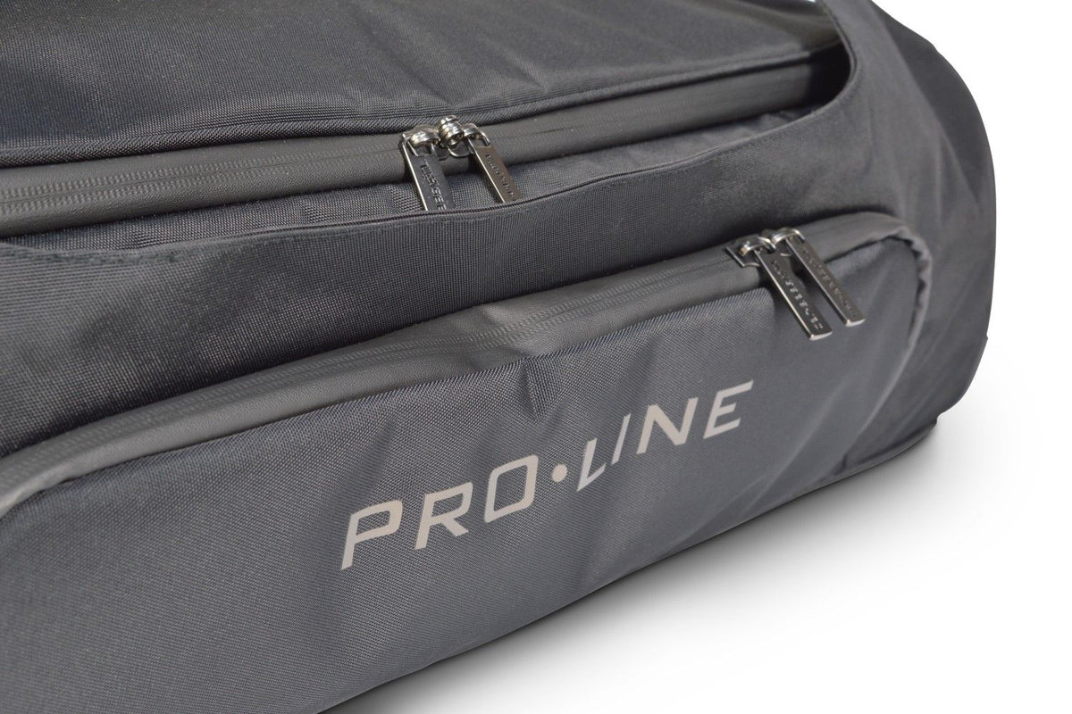 Detaljbild av en Car-Bags Resväska Pro.Line med blixtlås och logotyp.