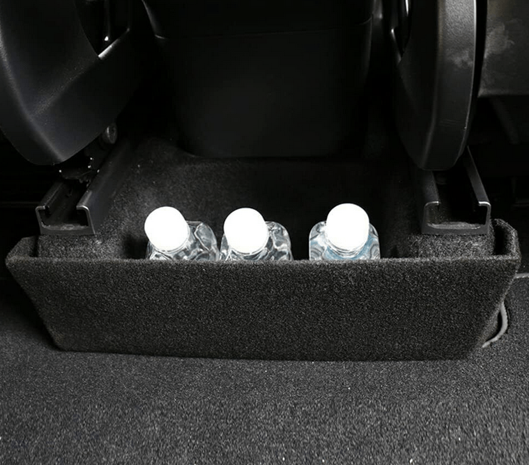 Delar för förvaring mellan säten i Tesla Model Y.