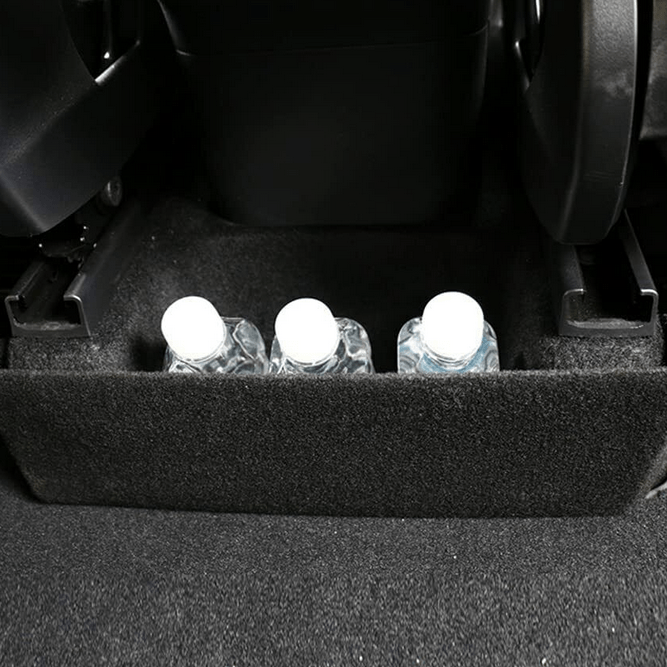 Delar för förvaring mellan säten i Tesla Model Y.