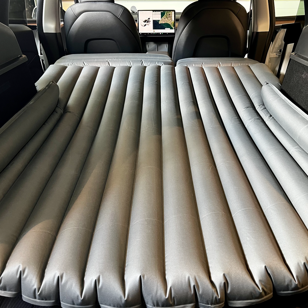 Luftmadrass med inbyggd 12V-pump, perfekt för övernattning i Tesla Model 3/Y.
