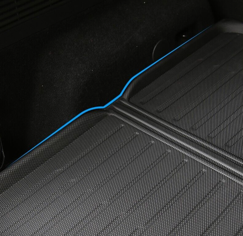 GCG MAX bagagerumsmåtte i Ford Mustang Mach-E med blitz ladekabel liggende i bagagerummet