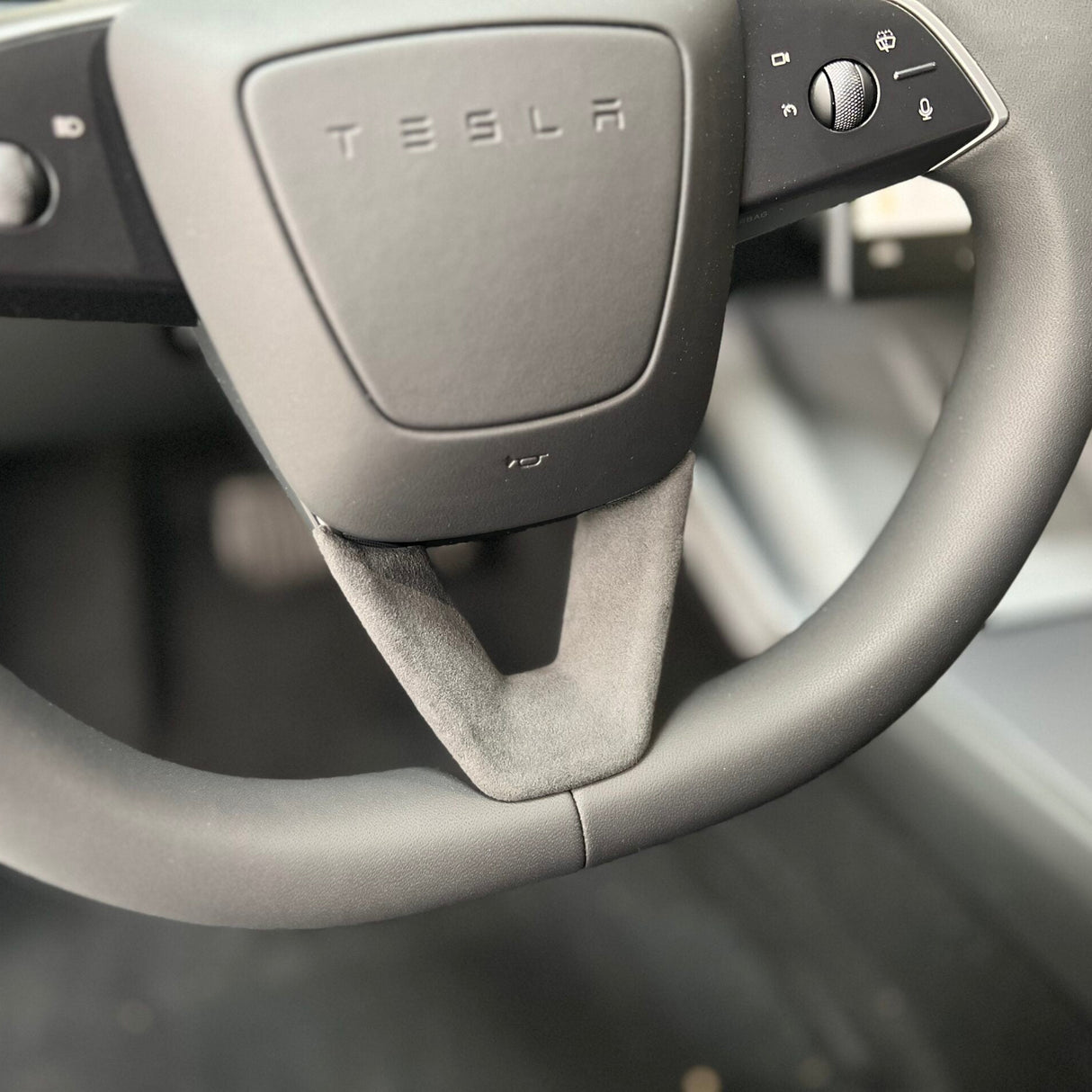 monterat rattskydd i en Tesla