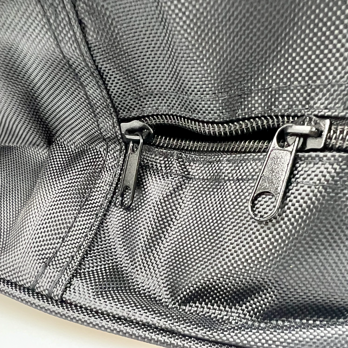 Detaljer av svart förvaringsväska för laddkabel med dragkedja