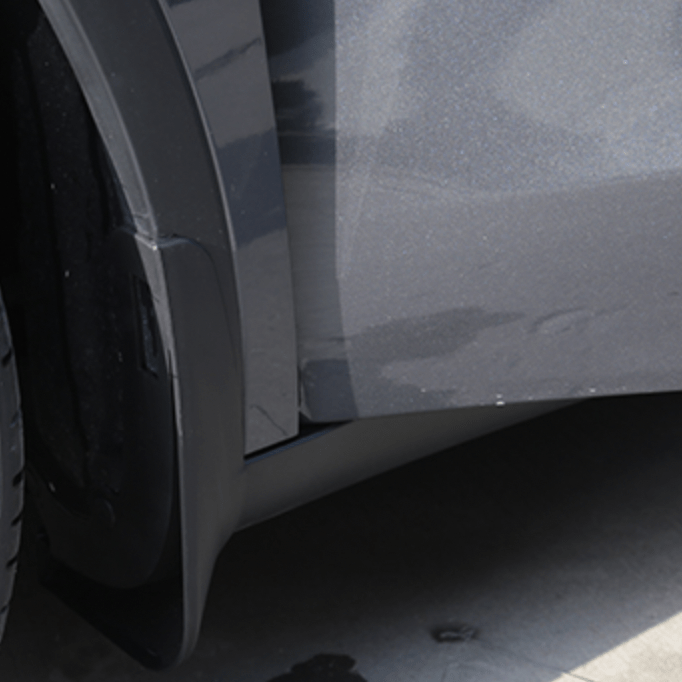 Stänkskydd på Tesla Model Y sedd från sidan.