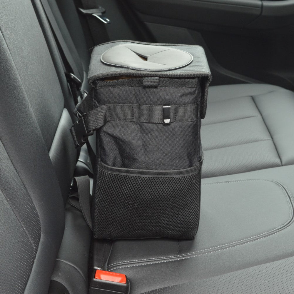 Svart bilavfallskorg från Car-Bags monterad på baksätet i en bil.
