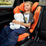 Barn sover i Recaro Axion 1 autostol i bilen med bamse i armene, orange model