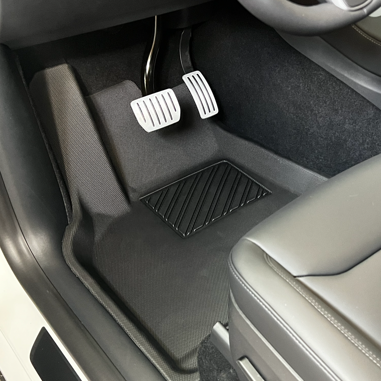 Dansk. GCG MAX All Weather mattset för 7-sits Tesla Model Y i bilens interiör.