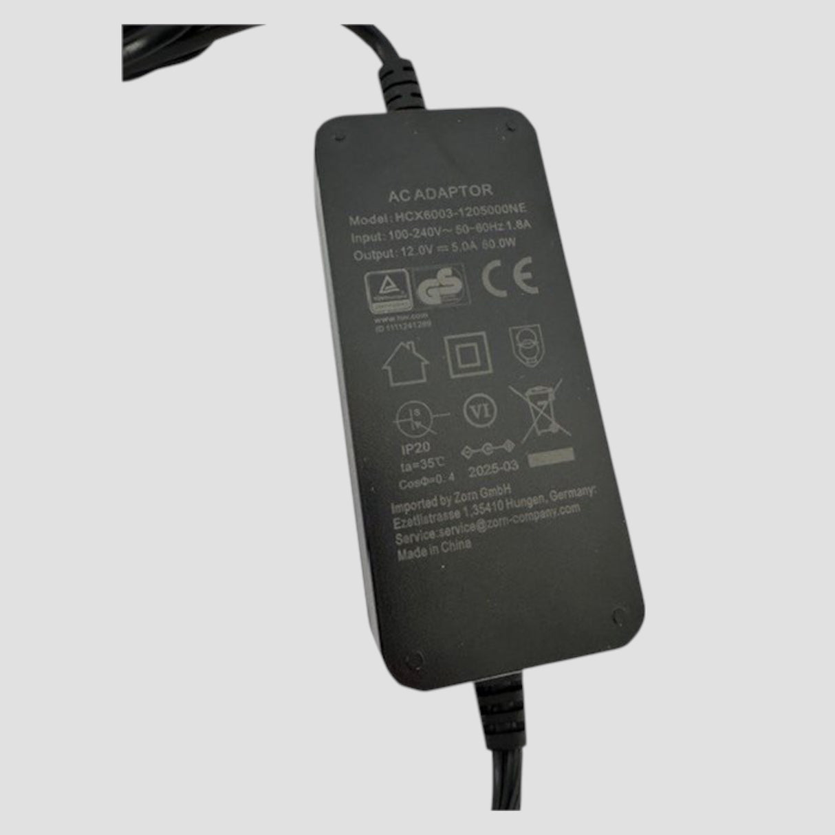 Svart ZORN 12V till 230V adapterset med strömförsörjning och cigarettändaruttag.