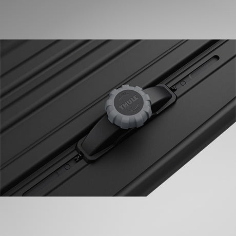 Thule Pulse 2 M Black Aeroskin sort tagboks, nærbillede af Thule-logo og drejeknap på toppen