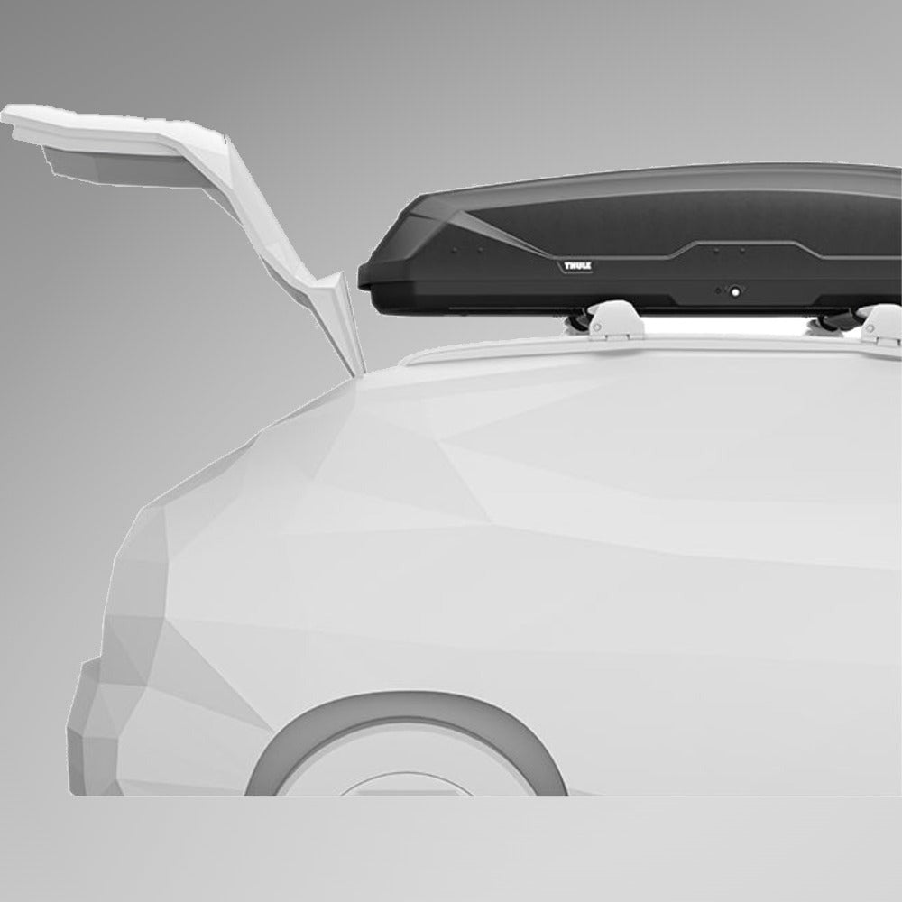 Thule Pulse 2 XL Black Aeroskin sort tagboks med åbent låg, tæt på bagenden af bilen