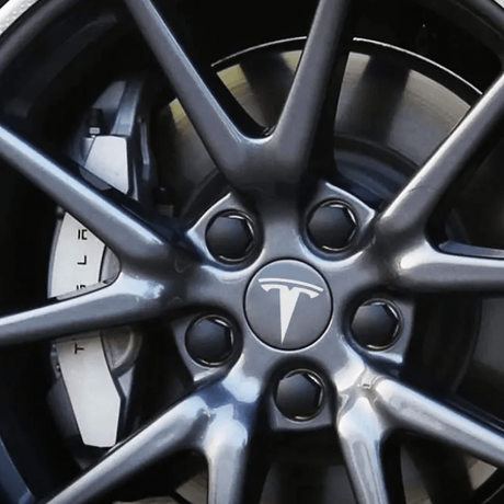 Aero Wheel Kit för Tesla hjulkapslar med T-logotyp i svart finish.