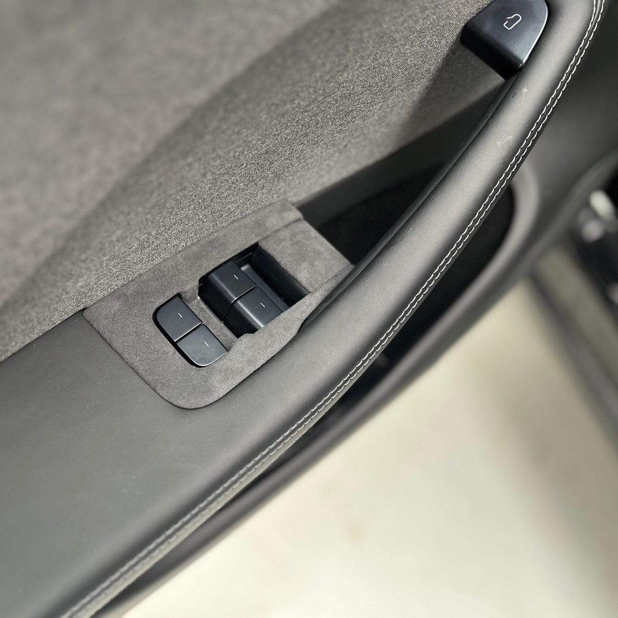 Alcantara cover till knappar till Tesla Model 3 Highland