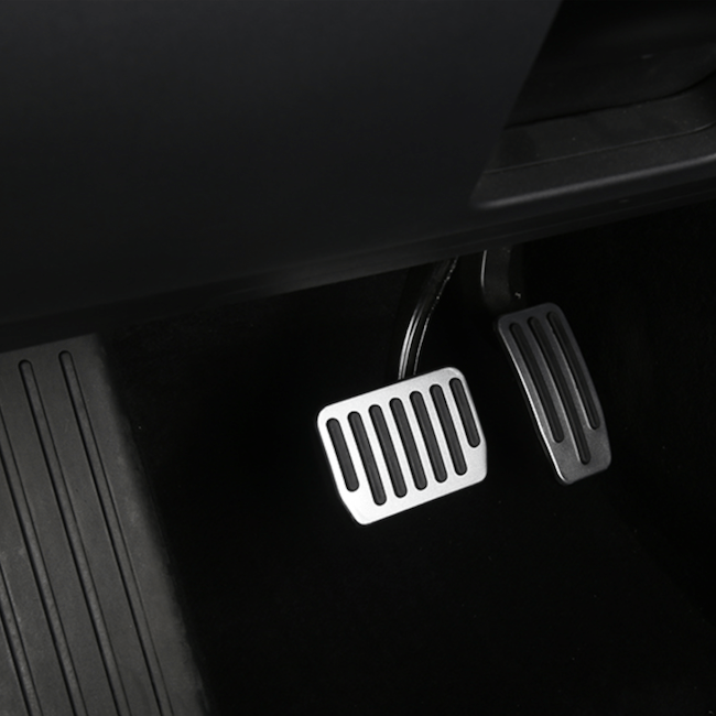 Monterade aluminiumspedaler till Tesla