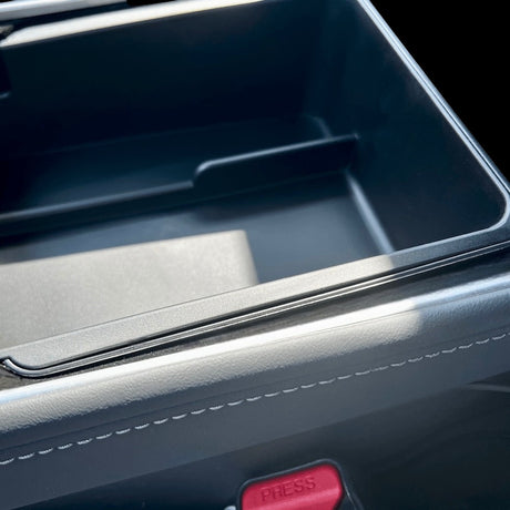 Förvaringsbox för armstöd i svart till Tesla Model 3/Y.