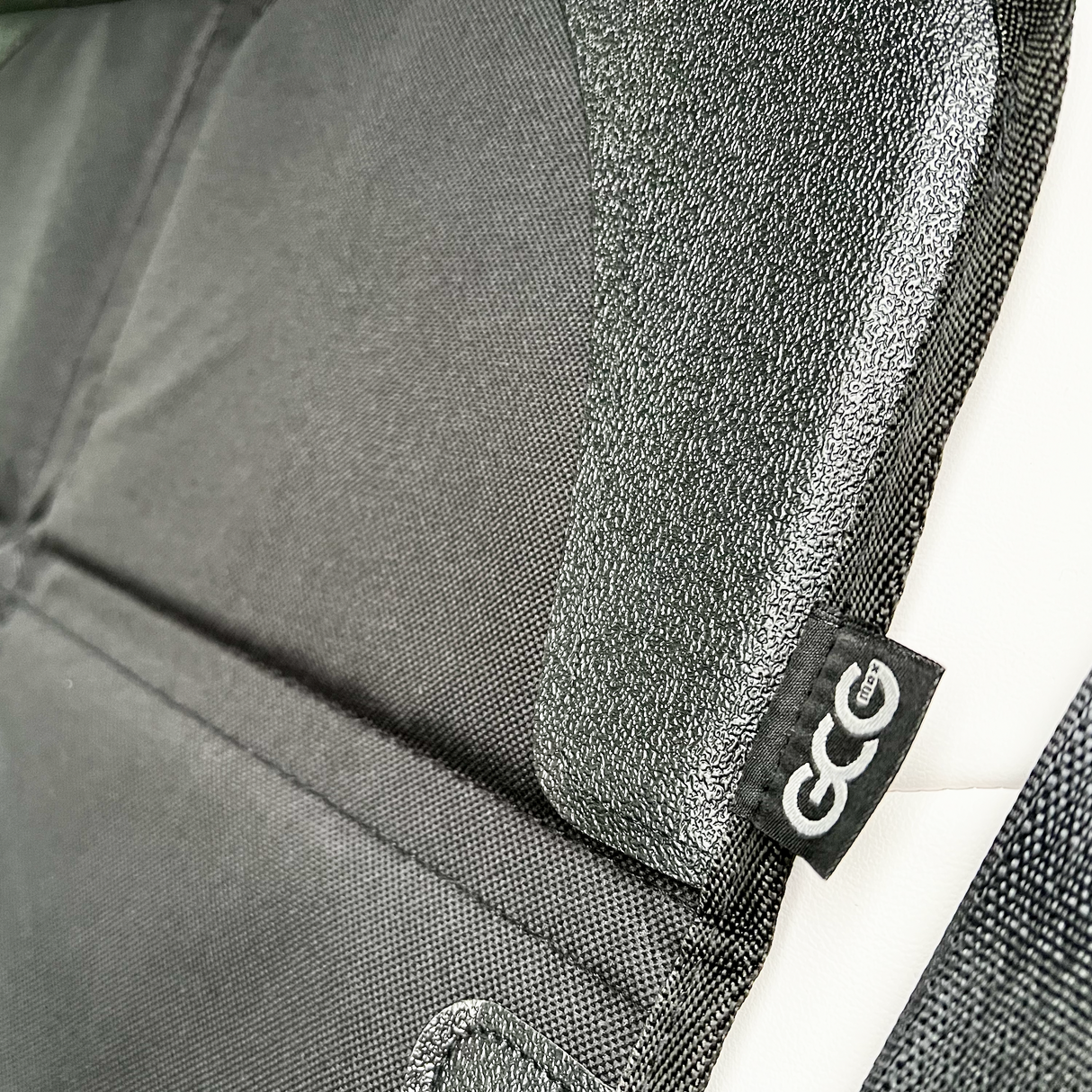 GCG-logotyp på bilbarnstolsskyddet