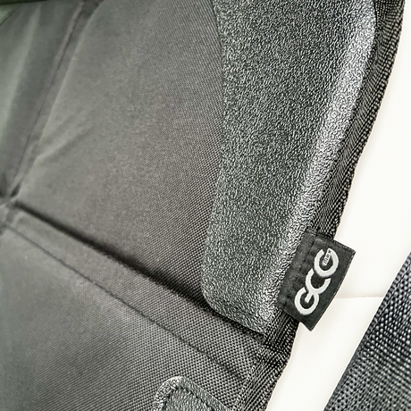 GCG-logotyp på bilbarnstolsskyddet