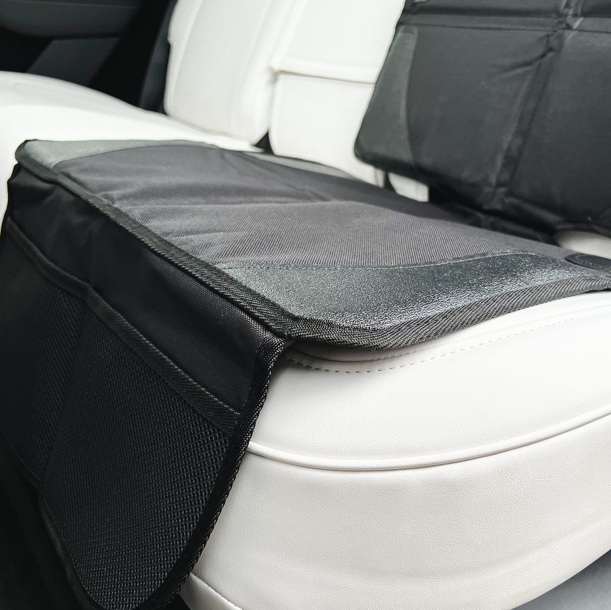 undersidan av sittskyddet som sitter på sätet