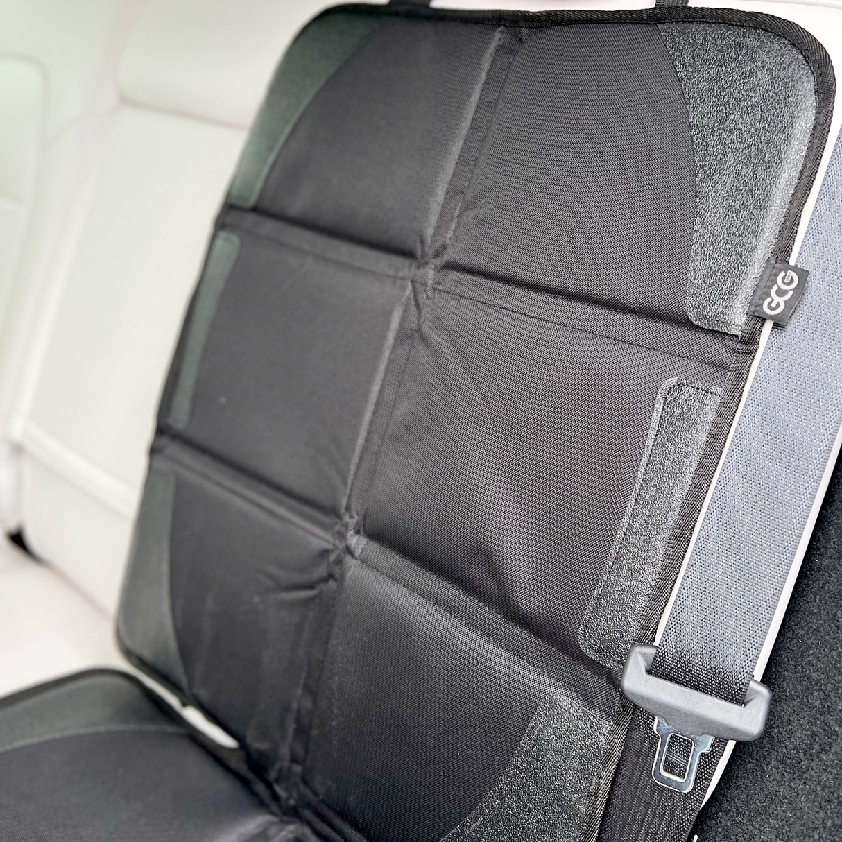 bilstil som sitter fast på bilsäte