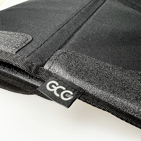 GCG-logotyp på botten av bilstolsskyddet