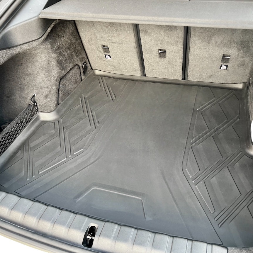 Bagagerumsmatta i svart gummi för BMW i4, perfekt passform och skydd.