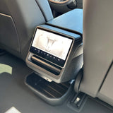 Förvaringsbox monterad vid baksätet i en Tesla Model 3 Highland 2024, perfekt för extra förvaring.
