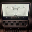 Touchskärm i Tesla Model 3/Y som visar ventilationsskydd monterat på bilens mittkonsol.