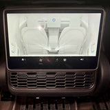 Touchskärm i Tesla Model 3/Y som visar ventilationsskydd monterat på bilens mittkonsol.