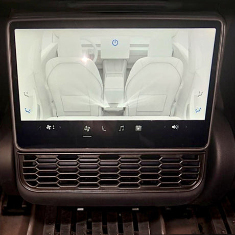 Touchskärm i Tesla Model 3/Y som visar ventilationsskydd monterat på bilens mittkonsol.